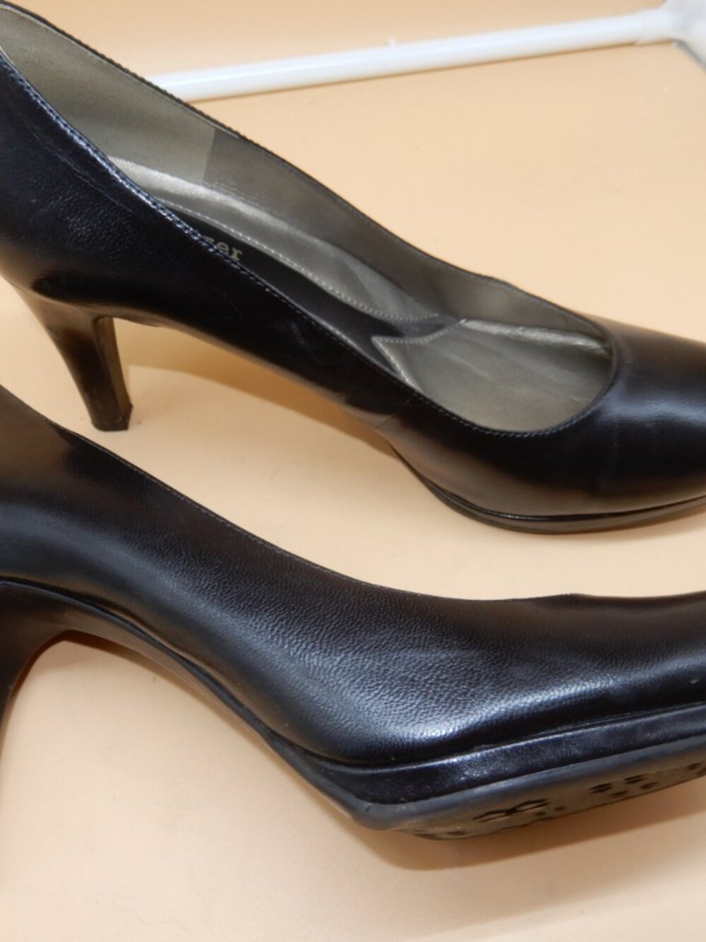 Naturalizer Black Pumps Heels barely worn 7.5